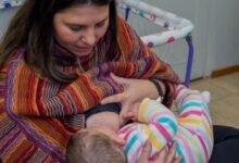 Mujer amamantando a su bebé en un hospital de Córdoba