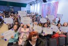 Emprendedores cordobeses recibiendo su certificado en la Diplomatura en Competencias Emprendedoras