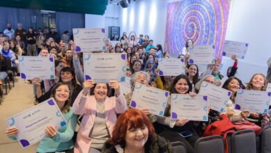 Emprendedores cordobeses recibiendo su certificado en la Diplomatura en Competencias Emprendedoras