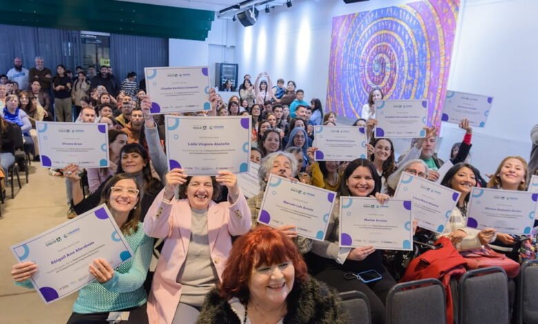 Emprendedores cordobeses recibiendo su certificado en la Diplomatura en Competencias Emprendedoras