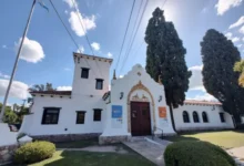 Imagen de un camión de recolección de residuos en un barrio residencial