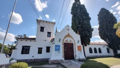 Imagen de un camión de recolección de residuos en un barrio residencial