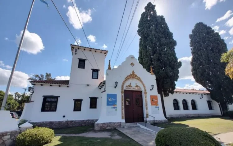Imagen de un camión de recolección de residuos en un barrio residencial