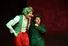 Niños disfrutando de un espectáculo de teatro en una plaza de Córdoba