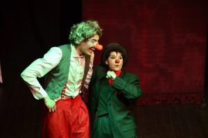 Niños disfrutando de un espectáculo de teatro en una plaza de Córdoba