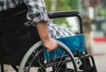 Profesionales de salud reunidos para presentar documentación de deudas pendientes del sistema de discapacidad