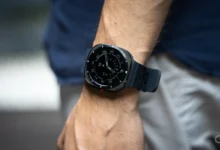 Galaxy Watch Ultra 2 mostrando la pantalla de reinicio tras error de zona horaria
