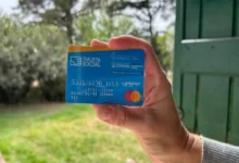 Familia sonriendo con productos alimenticios comprados gracias a la Tarjeta Social