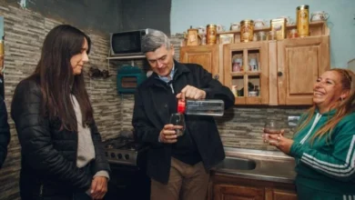 Familias de Villa Pigüé recibiendo conexión de agua potable