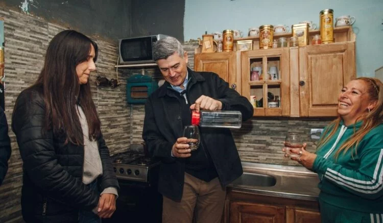 Familias de Villa Pigüé recibiendo conexión de agua potable