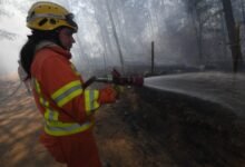 Imagen de un incendio forestal en Córdoba con equipos de emergencia trabajando para controlarlo
