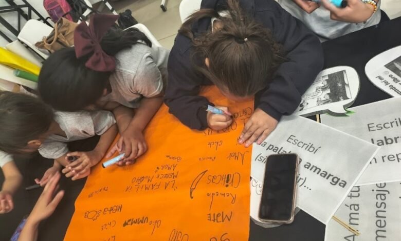 Estudiantes y docentes trabajando juntos con tecnología en el aula