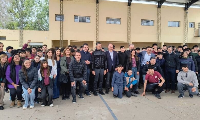 Estudiantes del IPET N.° 54 de Oncativo reciben netbooks en el marco del programa TecnoPresente