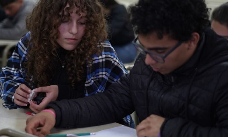 Imagen de estudiantes en un aula