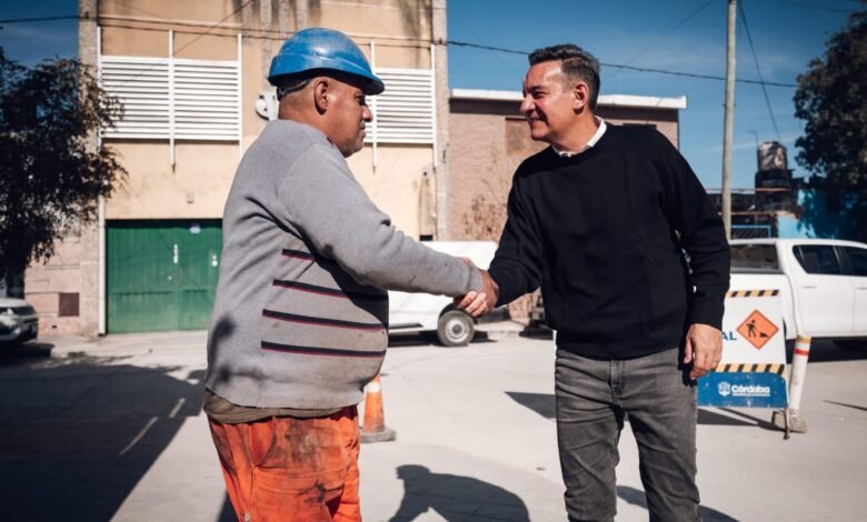 Obras de bacheo y pavimentación en Villa Páez y Alberdi