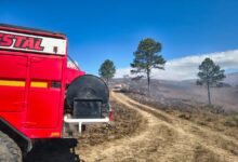 Incendio forestal en Yacanto, bomberos y brigadistas trabajan para controlar el fuego