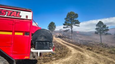 Incendio forestal en Yacanto, bomberos y brigadistas trabajan para controlar el fuego