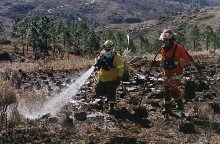 Incendio forestal en Yacanto con bomberos combatando las llamas