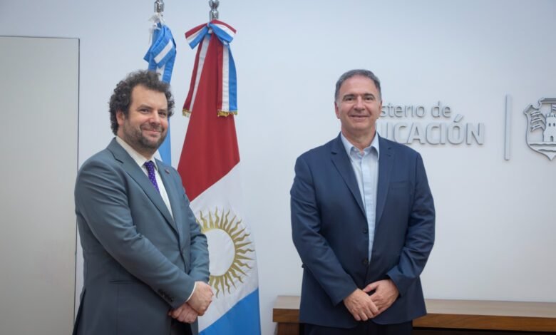 Ministro de Educación de Córdoba y cónsul general de Chile durante la reunión