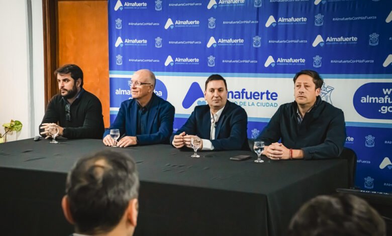 Vecinos de Almafuerte utilizando la herramienta 'Ojos en Alerta' para enviar alertas a los centros de monitoreo locales