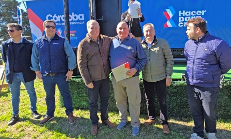 Entrega de indemnizaciones a productores agropecuarios en la Expo Laboulaye