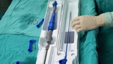 Equipo médico realizando un implante de válvula aórtica transcatéter en el Nuevo Hospital San Roque