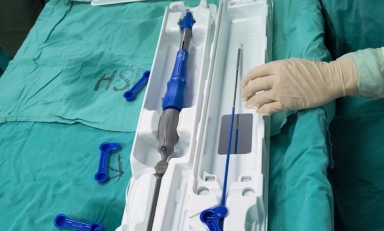Equipo médico realizando un implante de válvula aórtica transcatéter en el Nuevo Hospital San Roque