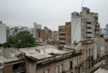 Imagen de un cielo parcialmente nublado sobre la ciudad de Córdoba