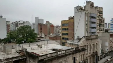 Imagen de un cielo parcialmente nublado sobre la ciudad de Córdoba