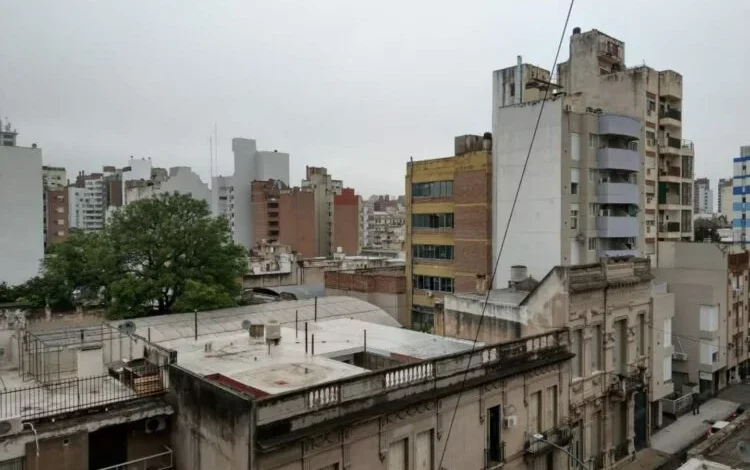 Imagen de un cielo parcialmente nublado sobre la ciudad de Córdoba