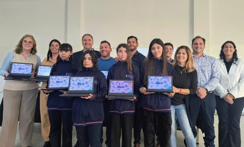 Estudiantes y docentes reciben netbooks en Tanti