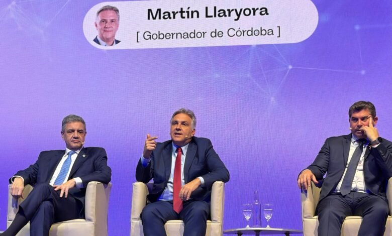 Llaryora en el ciclo Democracia y Desarrollo