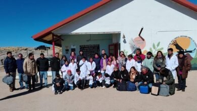 Estudiantes y docentes en una escuela de alta montaña de Córdoba