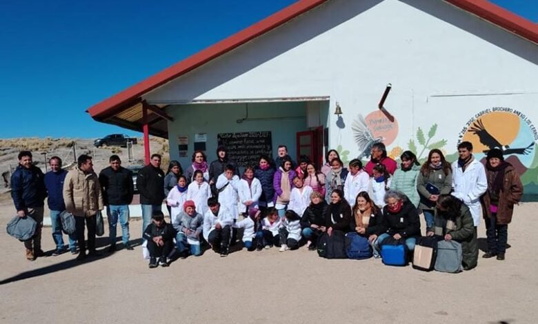 Estudiantes y docentes en una escuela de alta montaña de Córdoba