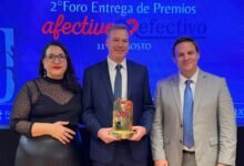 Equipo de APROSS + Cerca recibiendo el Premio Afectivo-Efectivo 2026