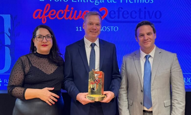 Equipo de APROSS + Cerca recibiendo el Premio Afectivo-Efectivo 2026