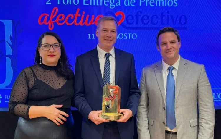 Equipo de APROSS + Cerca brindando atención médica en una comunidad