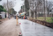 Imagen de la calle Agustín Piaggio en obras, con maquinaria pesada y personal trabajando en la pavimentación
