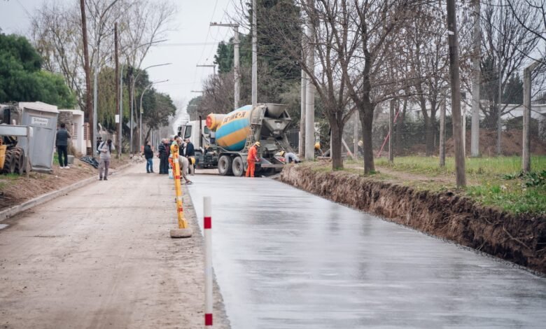 Imagen de la calle Agustín Piaggio en obras, con maquinaria pesada y personal trabajando en la pavimentación