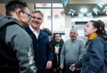 El gobernador Martín Llaryora durante su visita a la Fundación Kalen en Río Cuarto