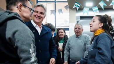 El gobernador Martín Llaryora durante su visita a la Fundación Kalen en Río Cuarto