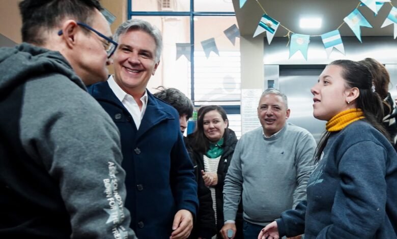 El gobernador Martín Llaryora durante su visita a la Fundación Kalen en Río Cuarto