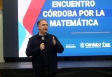Docentes y estudiantes trabajando juntos en una clase de Matemática