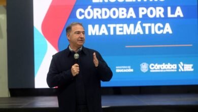 Docentes y estudiantes trabajando juntos en una clase de Matemática