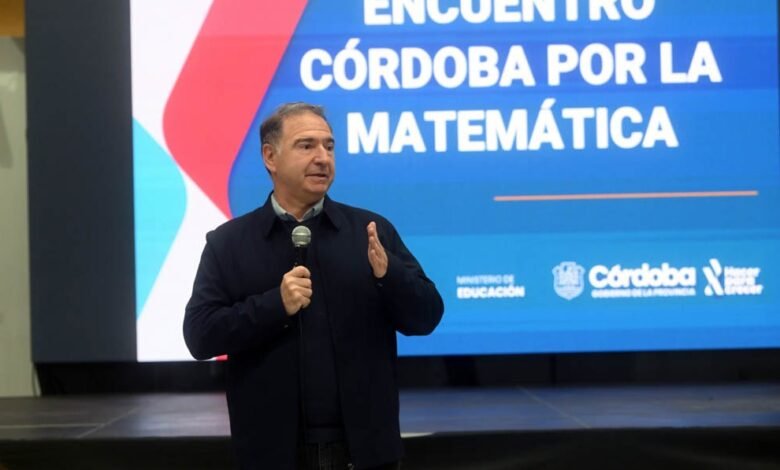 Docentes y estudiantes trabajando juntos en una clase de Matemática