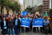 Manifestantes en la Plaza Agustín Tosco con banderas argentinas