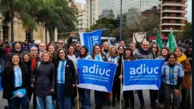 Manifestantes en la Plaza Agustín Tosco con banderas argentinas