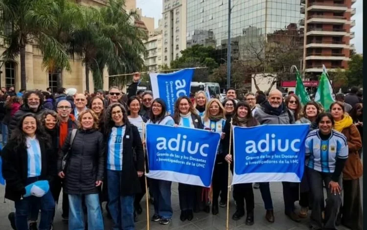 Manifestantes en la Plaza Agustín Tosco con banderas argentinas