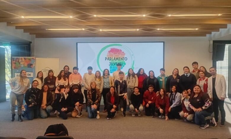 Estudiantes de Córdoba participando en el recorrido provincial de Parlamentos Estudiantiles
