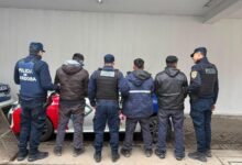 Imagen de un policía deteniendo a un sospechoso en Córdoba